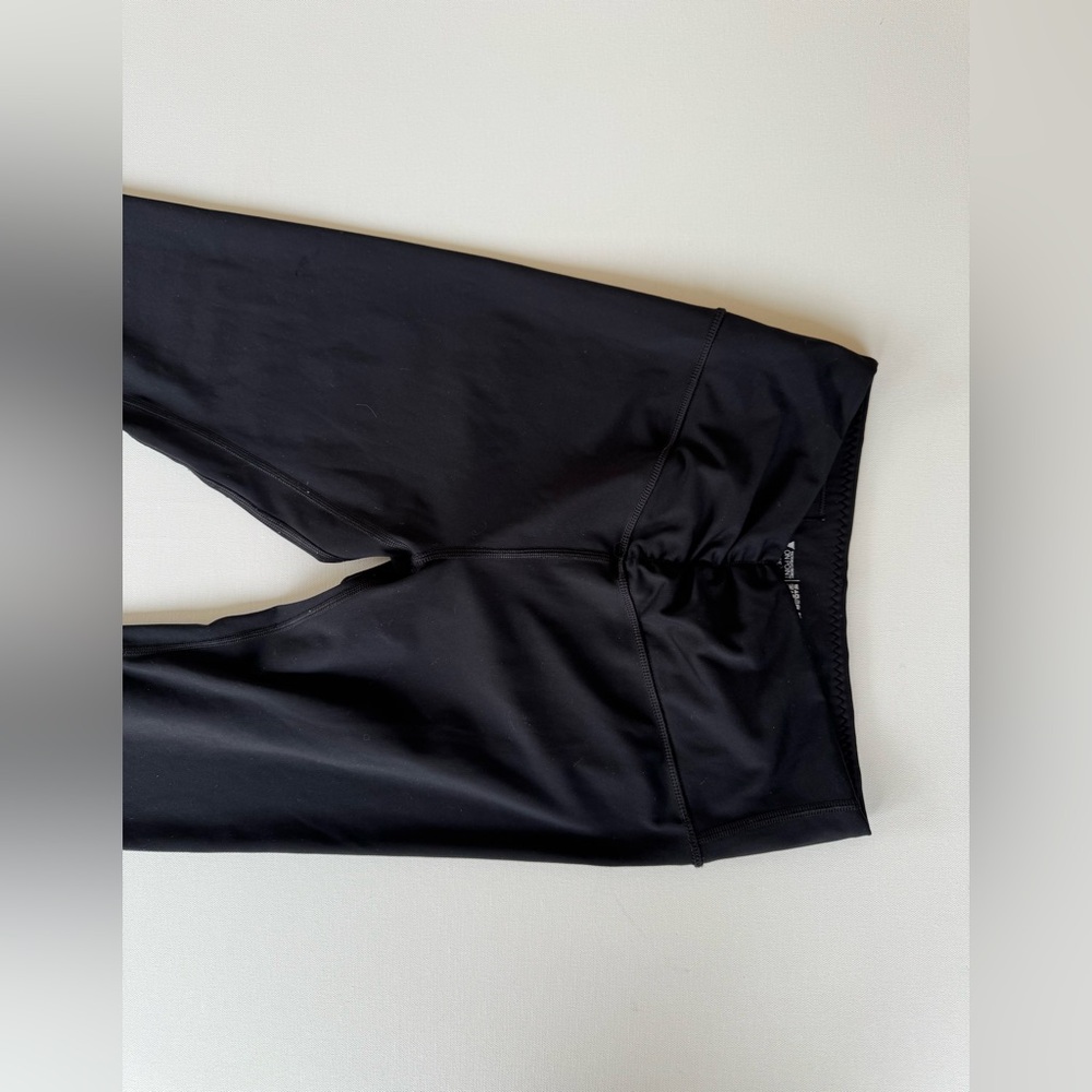 ✨Victoria Secret Sport Black V-Waisted Cropped Leggings ✨ - Picture 5 of 7